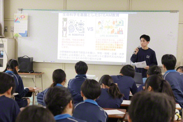 丸田ゼミの学生が特別講義。中学生にどう伝えれば届くのか――「教える」経験は、学生にとっても大きな学びに（本年7月、八王子市内の公立中学校で）
