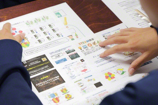 創大生が準備した資料に、中学校の生徒が目を通す