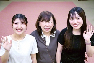 取材中、話が止まらなかった3人（左から里見さん、山田さん、川辺さん）。笑顔と笑い声が響く、にぎやかな時間となった