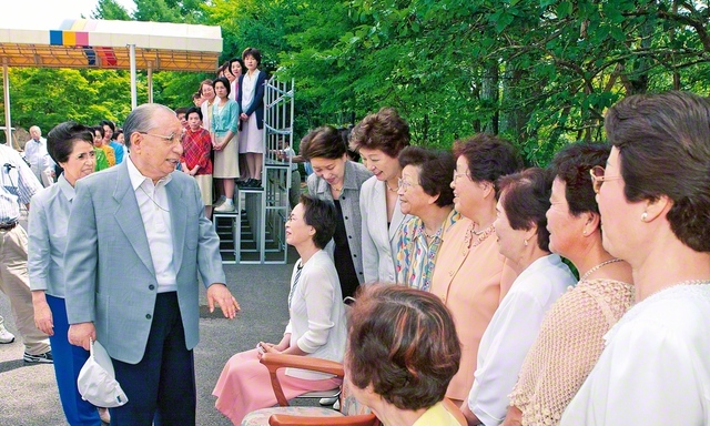 池田先生ご夫妻が、来日したブラジルSGI婦人部の友を激励（2004年8月、長野研修道場で）　