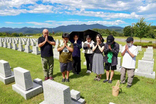 先師の故郷・新潟にある牧口記念墓地公園。多くの来園者でにぎわった（13日）
