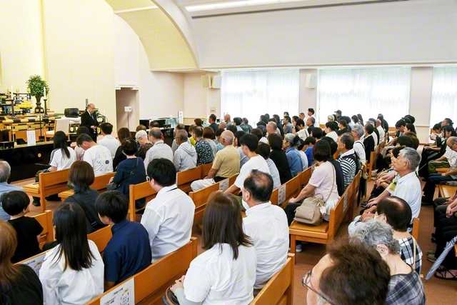 長谷川理事長が出席した関西池田記念墓地公園の法要。“三世の福徳の城”から、さらなる前進を約し合った（14日）