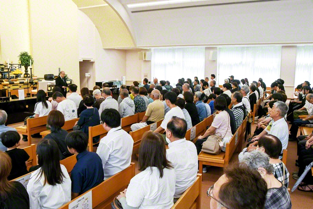 長谷川理事長が出席した関西池田記念墓地公園の法要。“三世の福徳の城”から、さらなる前進を約し合った（14日）