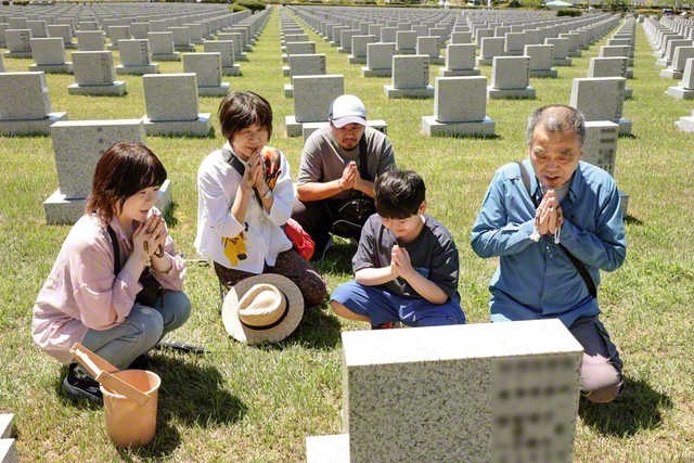 豊かな自然に囲まれた中国平和記念墓地公園。墓参者は故人の冥福と世界の平和を祈念した（11日）