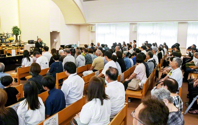 長谷川理事長が出席した関西池田記念墓地公園の法要。“三世の福徳の城”から、さらなる前進を約し合った（14日）