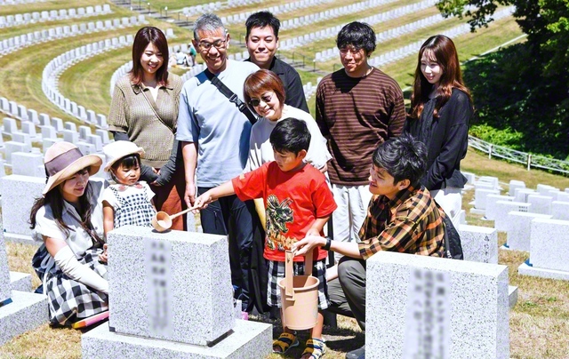 【北海道　戸田墓園】池田先生が学会初の墓園となる戸田記念墓地公園（北海道石狩市厚田）の着工式に出席して今年で50周年。札幌市在住の徳野高幸さん・潤子さん夫妻は家族3世代で来園した。「毎年、父母と祖父母の墓前で手を合わせています。草創期から広布に走り続けてきた思いを受け継いでいきます」（9日）