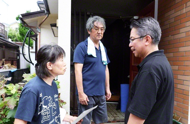 市川総千葉長㊨が兵頭夫妻の自宅を訪問。家財や衣類が泥水に漬かるなどの被害状況を聞き、励ましを送った（市原市内で）