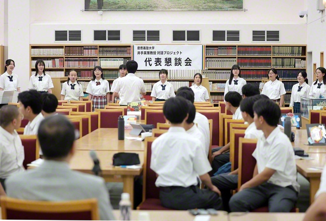 万葉図書館で行われた懇談会で、歓迎の意を込めて、レオナルド合唱団が「母」を披露