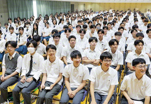 池田講堂に集った関西創価高校生。質問に対する井手教授の回答に興味津々