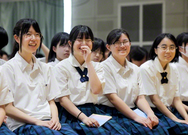 井手教授のユーモアに富んだ回答に、生徒から自然と笑みがこぼれる