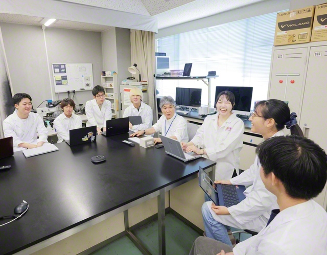 創価大学理工学部の丸田晋策教授（中央）とゼミの学生たちが語らう（東京・八王子市の研究室で）