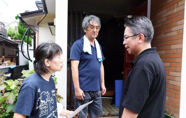 市川総千葉長㊨が兵頭夫妻の自宅を訪問。家財や衣類が泥水に漬かるなどの被害状況を聞き、励ましを送った（市原市内で）