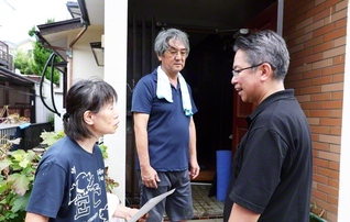 市川総千葉長㊨が兵頭夫妻の自宅を訪問。家財や衣類が泥水に漬かるなどの被害状況を聞き、励ましを送った（市原市内で）