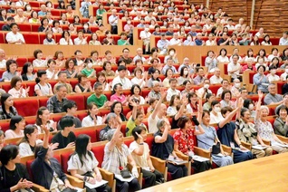 創大通信教育部の夏期スクーリング開講式。老若男女問わず、各地から向学の友が集った（創大・ディスカバリーホールで）