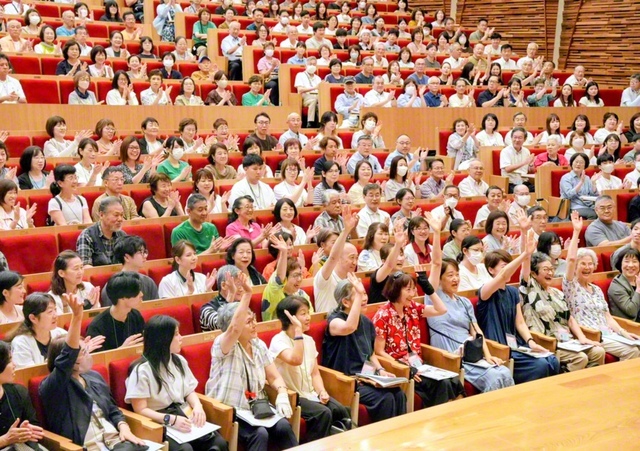 創大通信教育部の夏期スクーリング開講式。老若男女問わず、各地から向学の友が集った（創大・ディスカバリーホールで）