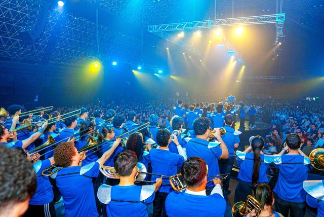 144人の青年によるバンド演奏で会場が一体に