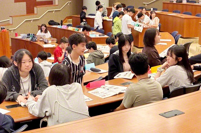 小グループに分かれ、英語での学習に取り組む日本とブラジルの学園生（同）