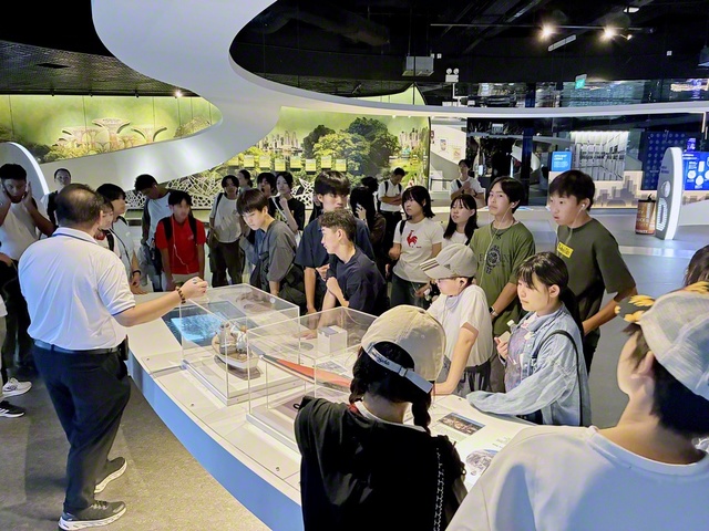 展示見学では「環境」や「多様性」等のテーマについて学びを深めた（7月24日、同）