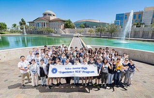 東西の創価中学生とブラジル創価学園生らが記念のカメラに納まった（7月21日、アメリカ創価大学で）