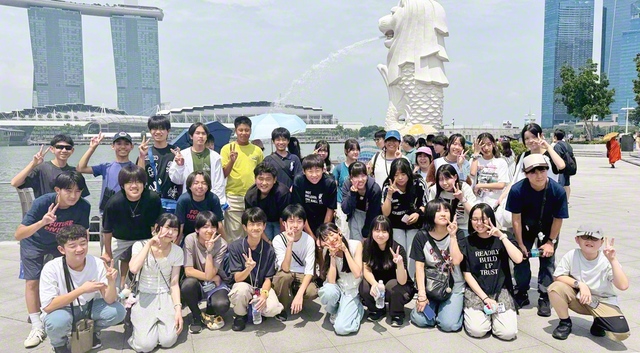 たくさんの交流を通して、世界市民の心を育んだ東西の創価中学生たちが笑顔で（7月27日、シンガポールで）