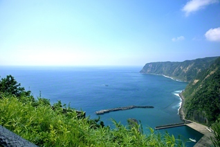空気の澄んだ日には、青ケ島が見えることも（八丈島空港から車で約25分）