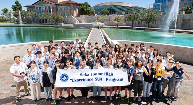 東西の創価中学生とブラジル創価学園生らが記念のカメラに納まった（7月21日、アメリカ創価大学で）