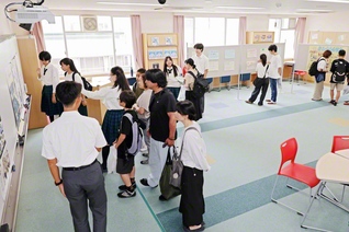 関西創価高校の生徒が来場者に探究学習の成果を発表（昨年9月）