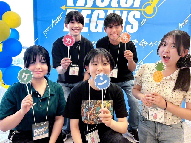 眞緖さん（前列中央）と秀伸さん（後列右）が山口の仲間と記念撮影