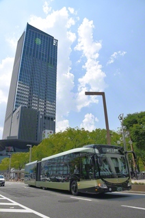 超高層複合ビル「ザ・ランドマーク名古屋栄」と、栄エリアと名古屋駅を結ぶ路面公共交通システム「SRT」（名古屋市中区）