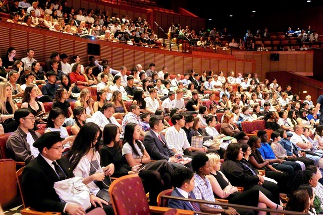 新入生・家族らが集った入学記念レセプション。在学生による歓迎の言葉なども紹介された（同）©Soka　University　of　America