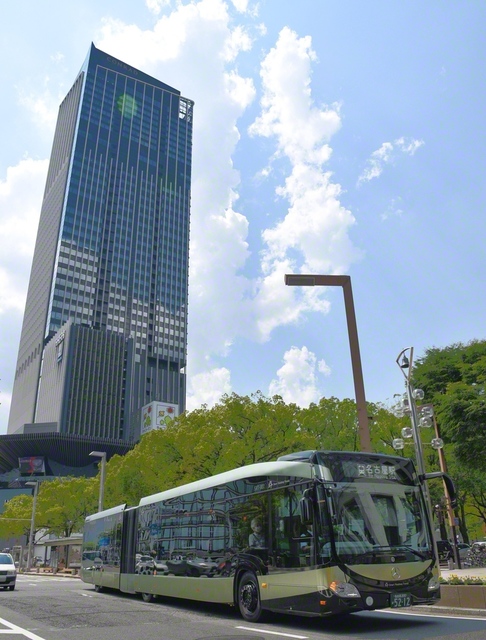 超高層複合ビル「ザ・ランドマーク名古屋栄」と、栄エリアと名古屋駅を結ぶ路面公共交通システム「SRT」（名古屋市中区）