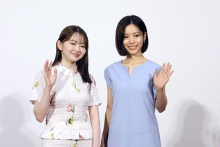 取材会で笑顔を見せる山田杏奈㊧と當真あみ