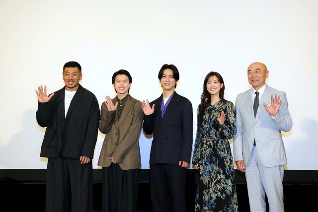 左から後藤剛範、奥智哉、亀梨、生田絵梨花、高橋克実