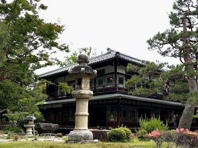 広大な庭園を散策しても楽しい