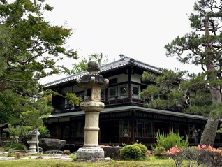 広大な庭園を散策しても楽しい
