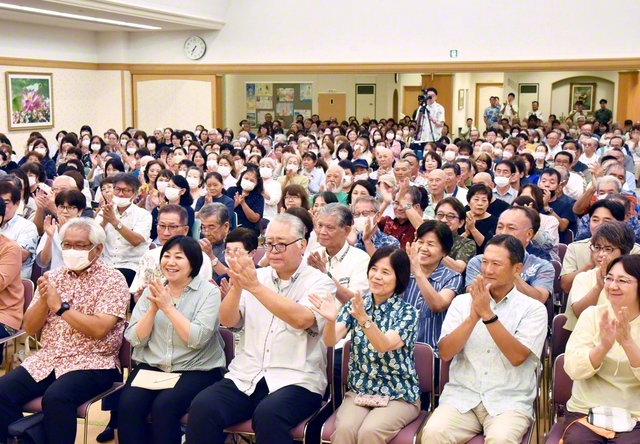 今月11日に行われた沖縄の大会。沖縄市、名護市、宜野湾市の代表による活動報告が感動を呼んだ。2023年11月15日付の随筆で、池田先生は呼びかけた。沖縄よ、“力強い民衆の前進で、平和な国土を築こう！”と