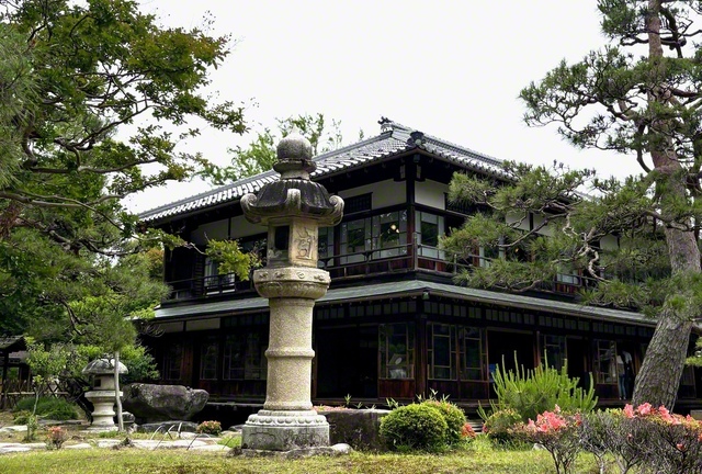 広大な庭園を散策しても楽しい
