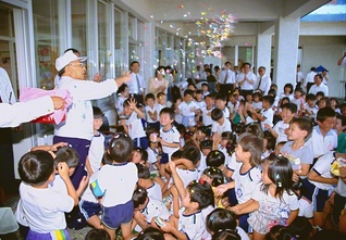 子どもたちに楽しい思い出を残したい――その心を紙吹雪に託して、池田先生が園児たちと交歓のひとときを過ごした（1992年8月28日、札幌創価幼稚園で）