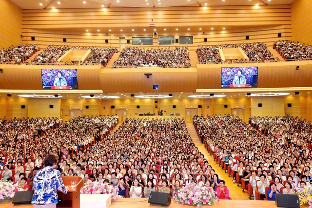 永石SGI副理事長らが出席した韓国女性部の大会。女性部合唱団の「ピースシンガーズ」の歌声が集いを彩った（ソウルの池田記念講堂で）