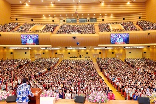 永石SGI副理事長らが出席した韓国女性部の大会。女性部合唱団の「ピースシンガーズ」の歌声が集いを彩った（ソウルの池田記念講堂で）