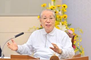 友の勝利と幸福を願い、スピーチする池田先生（2009年6月4日、創価女子会館〈当時〉で）