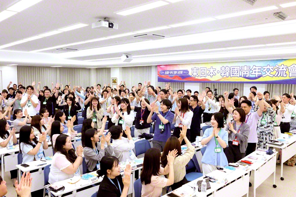 胸中の師と共に新時代を！――「東日本・韓国青年交流団」の研修の開講式。地涌の連帯を築きゆく誓いが輝いた（鎮川研修センターで）