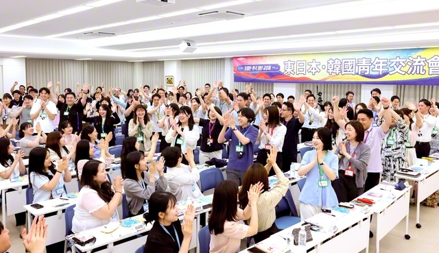 胸中の師と共に新時代を！――「東日本・韓国青年交流団」の研修の開講式。地涌の連帯を築きゆく誓いが輝いた（鎮川研修センターで）