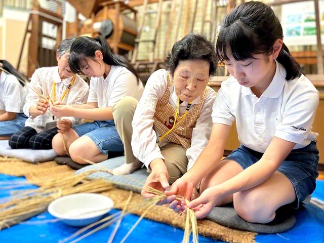 関西小の琵琶湖・関ケ原コース（7月21～23日）では、「縄ない」の体験や岐阜関ケ原古戦場記念館の見学などを行った。参加者は「壮大な歴史の流れを感じました」と瞳を輝かせた
