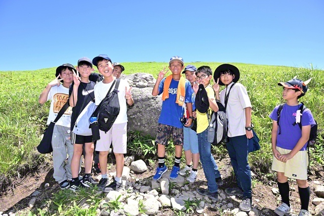 東京小の長野・霧ケ峰コース（7月22～24日）では、車山でのトレッキング、八島湿原ガイドツアーなどの自然散策を行った。牧場でソーセージ作りや搾乳も体験した