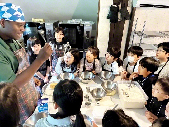 福島県・天栄村で実施された東京小のイングリッシュ・サマーセミナー（7月22、23日）。スコーン作りやキャンドル作り等を通して、楽しく英語を学んだ。児童は「自分から勇気を出して英語を話せました」と声を弾ませた