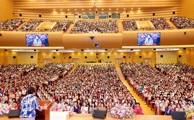 永石SGI副理事長らが出席した韓国女性部の大会。女性部合唱団の「ピースシンガーズ」の歌声が集いを彩った（ソウルの池田記念講堂で）