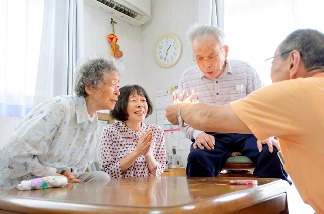 91歳のバースデーケーキを囲む小林さん一家。支え合って生きる喜びが満ちあふれている（左から母・秀子さん、小林さん、父・規矩夫さん、夫・信五さん）