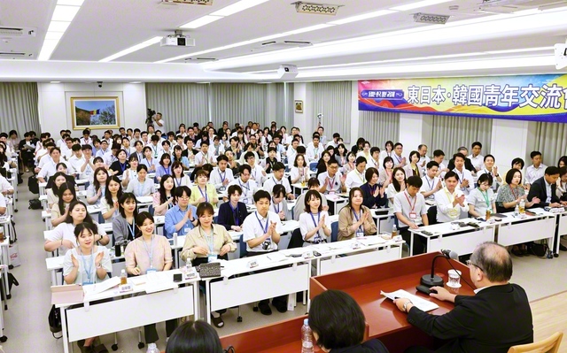 谷川SGI理事長による御書講義。質問会では、求道心あふれる日韓の青年から次々と質問が上がった（同）