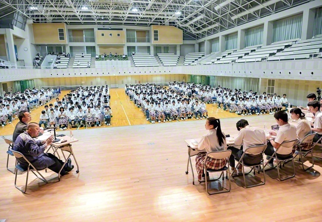 関西創価学園の池田講堂で行われた対話プロジェクト。“目標をどう見つければよいか”“後悔しない生き方とは”――関西創価中学生の真剣な質問に、佐藤さんは熱意を込めて応答した（7月7日）